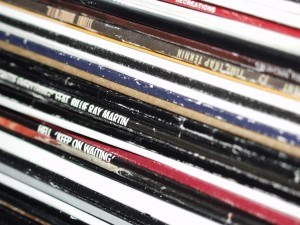 La supervivencia de las tiendas de discos, CDs de música y DVDs.